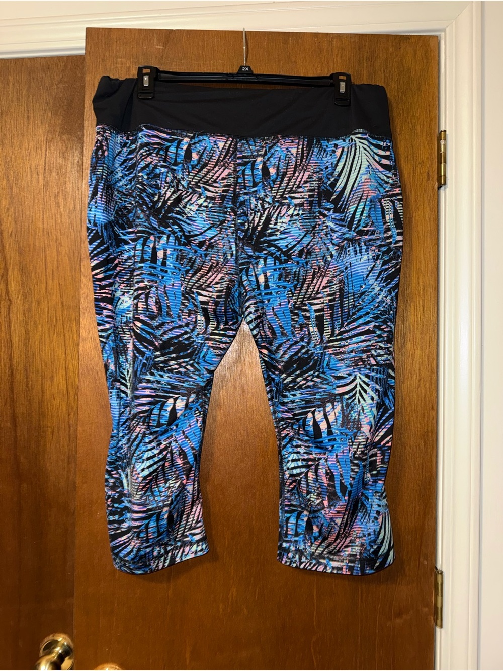 🐠 be inspired Black Waistband Capri Leggings with Blue and Pink Palm Print